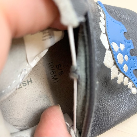 3 for $20 Joe Fresh Leather Slippers with Dinosaurs Sz 0-6m - Picture 2 of 3